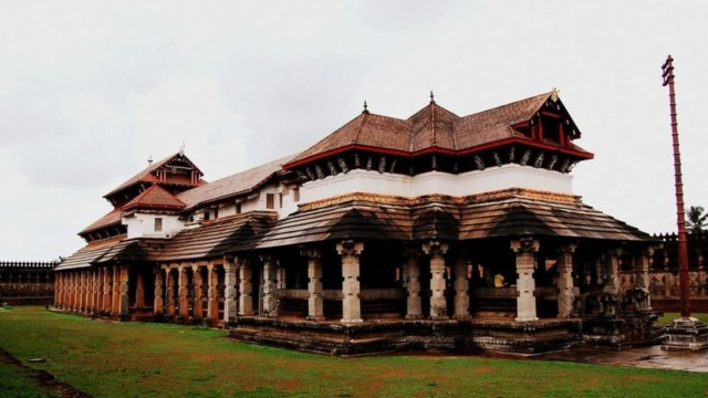 Saavira-Kambada-Basadi