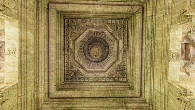 ceiling-of-saavira-kambada-basadi