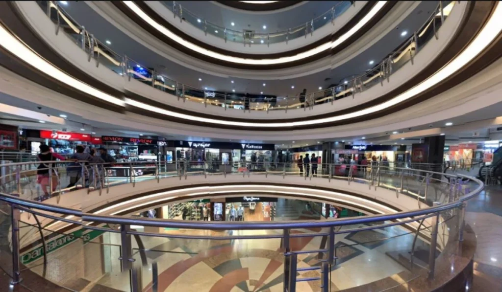 Shopping-in-city-centre-mall