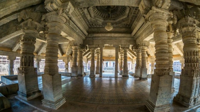 Architecture-of-Saavira-Kambada-Basadi