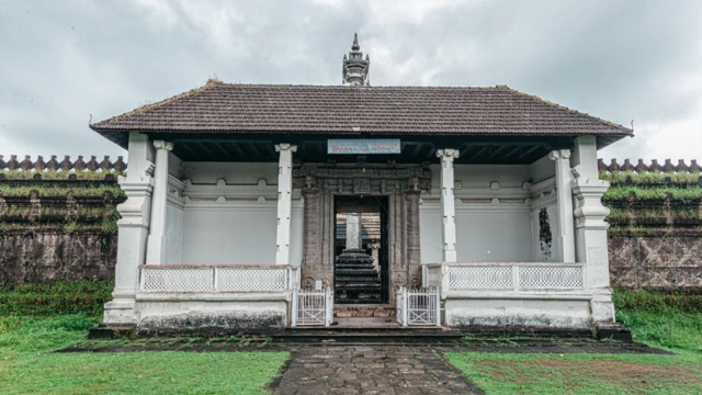 Enterence-of-saavira-kambada-basadi-moodbidri
